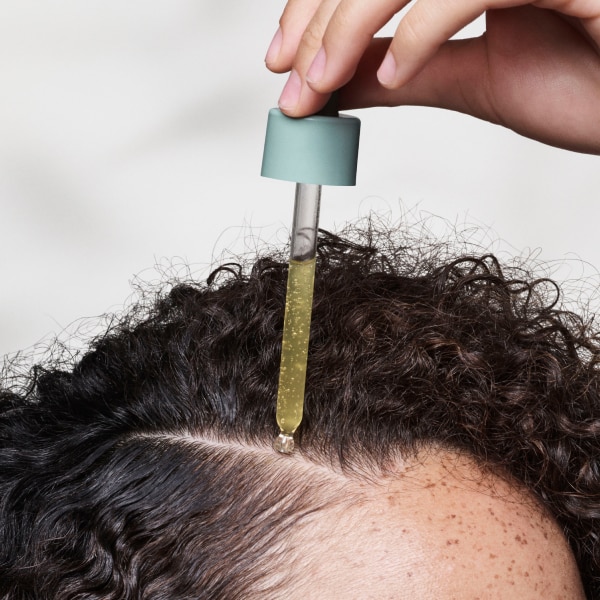 Le sérum de renouvellement nocturne scalp solutions combat les signes du vieillissement prématuré du cuir chevelu pendant que vous dormez.
