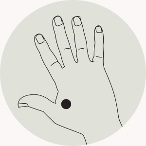 Krok 2: Przyciśnij punkt nacisku pomiędzy palcem wskazującym a kciukiem