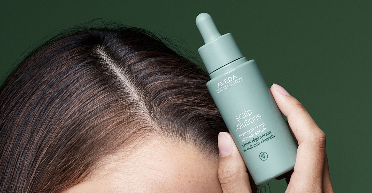 Achetez le sérum de renouvellement nocturne scalp solutions d’Aveda, un sérum améliorant l'hydratation du cuir chevelu de 51 % en une nuit.