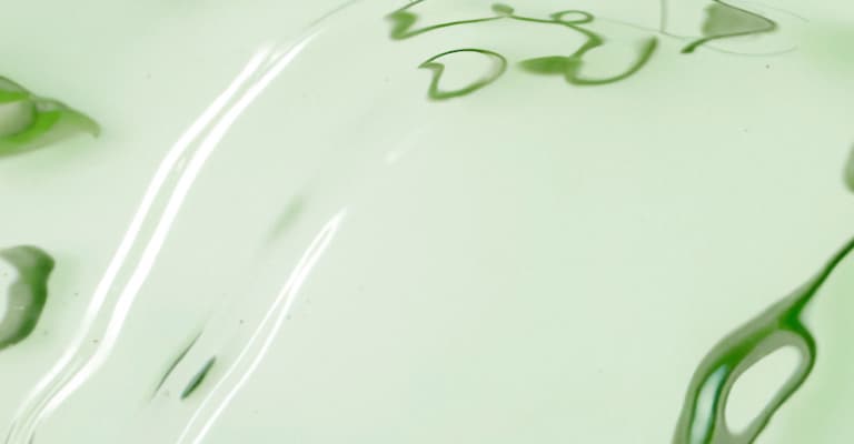 Un peptide végétalien renforce les boucles de manière naturelle, en fortifiant les cheveux bouclés, frisés et ondulés, qui sont intrinsèquement fragiles.