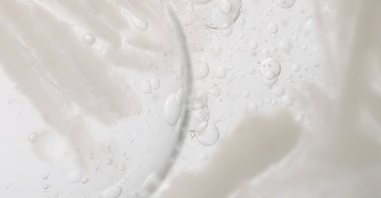 Le beurre de graines de Kokum nourrit en profondeur et facilite le démêlage pour aider à réduire la casse des boucles et des ondulations.