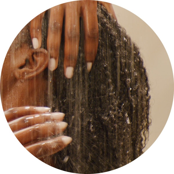 Étape 1 : Nettoyez avec le shampooing ou le co-wash be curly advanced