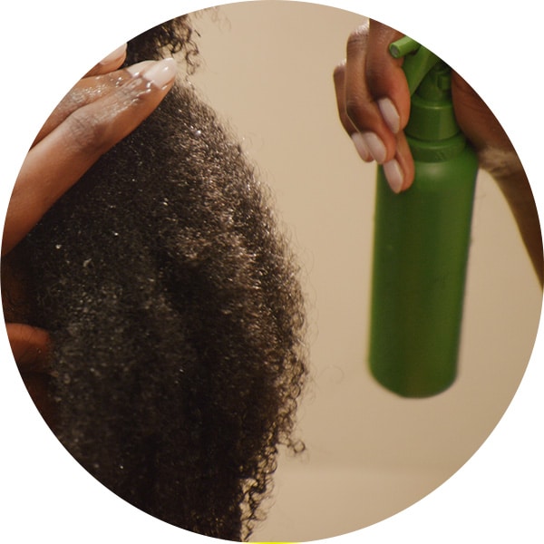 Étape 3 : Préparez vos cheveux avec la base de définition des boucles be curly advanced