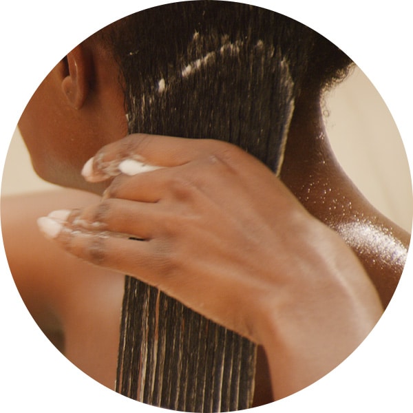 Étape 4 : Coiffez avec le gel de définition des boucles ou la crème de définition des boucles be curly advanced