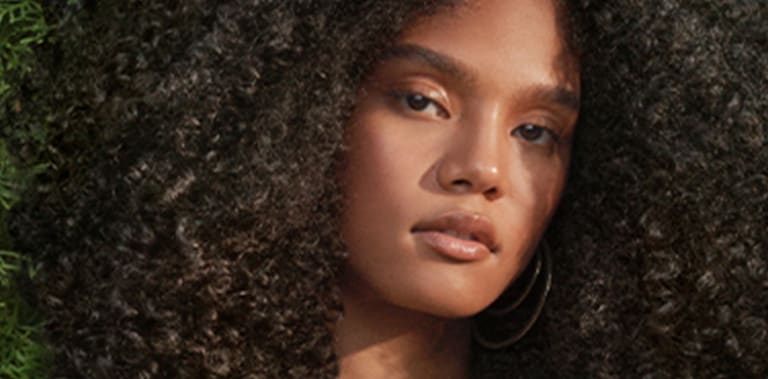 Acheter nos meilleurs produits pour les cheveux frisés, y compris les cheveux 4A, les cheveux 4B et les cheveux 4C.