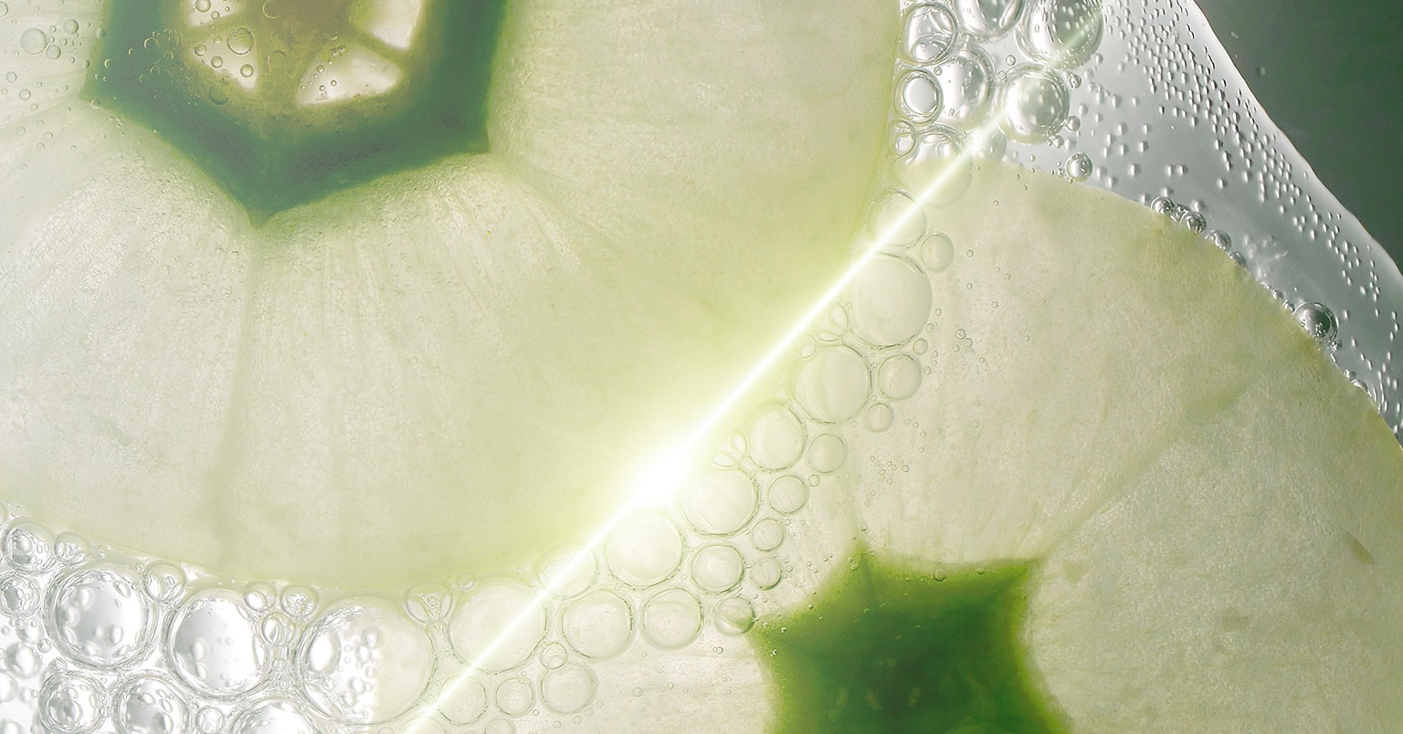 Amla, een zeer krachtig CO2-extract, vergroot direct de diameter van de haarschacht, waardoor het haar dikker wordt en vanaf de wortel wordt opgetild.