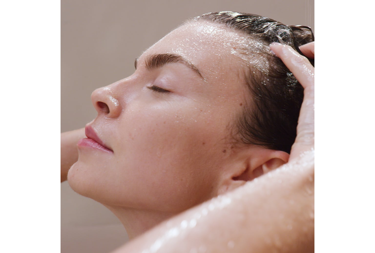 Stap 1: Exfolieer met invati ultra advanced™ shampoo