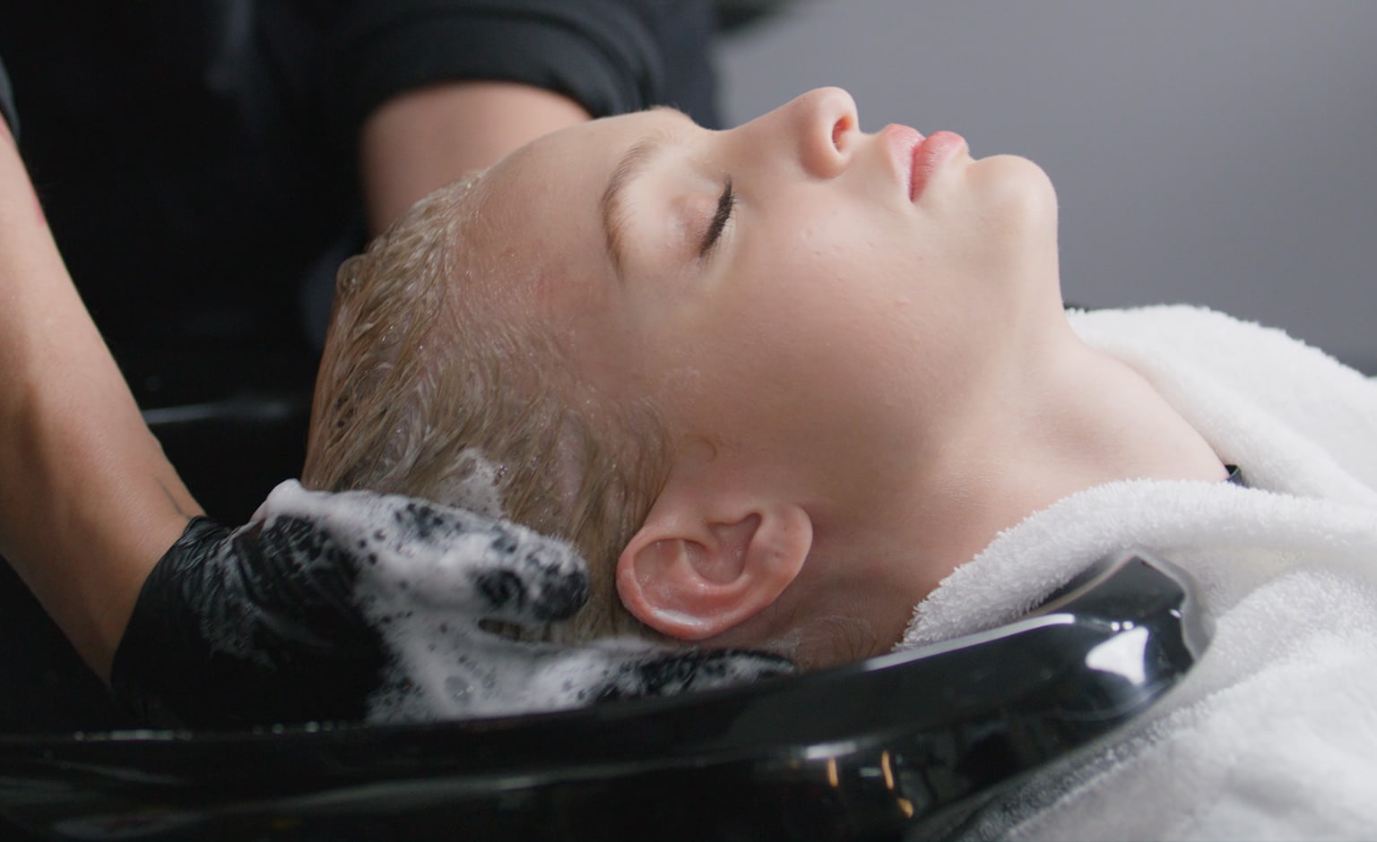 Buche noch heute eine professionelle Aveda-Behandlung.