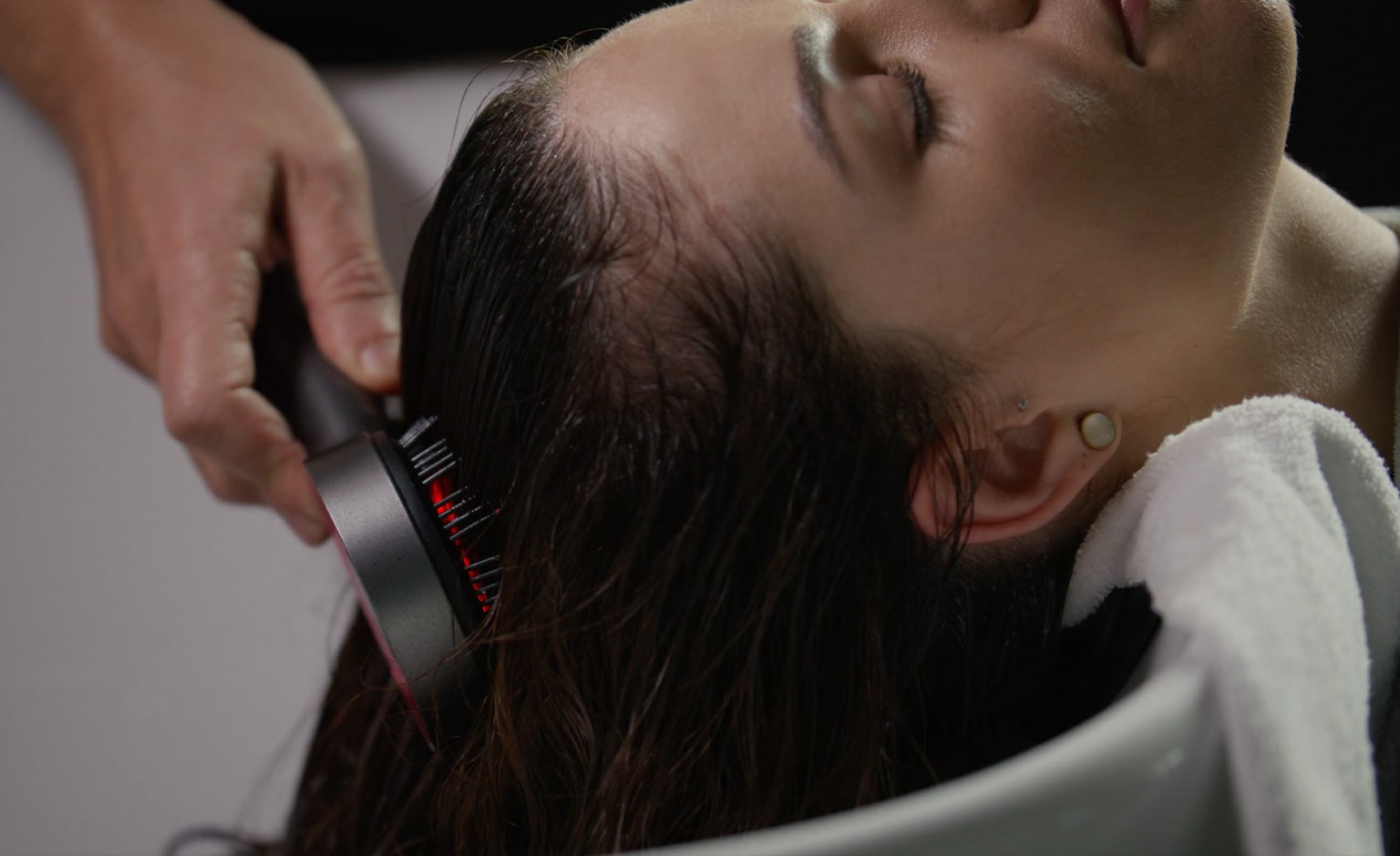 Buche noch heute eine professionelle Aveda-Behandlung.