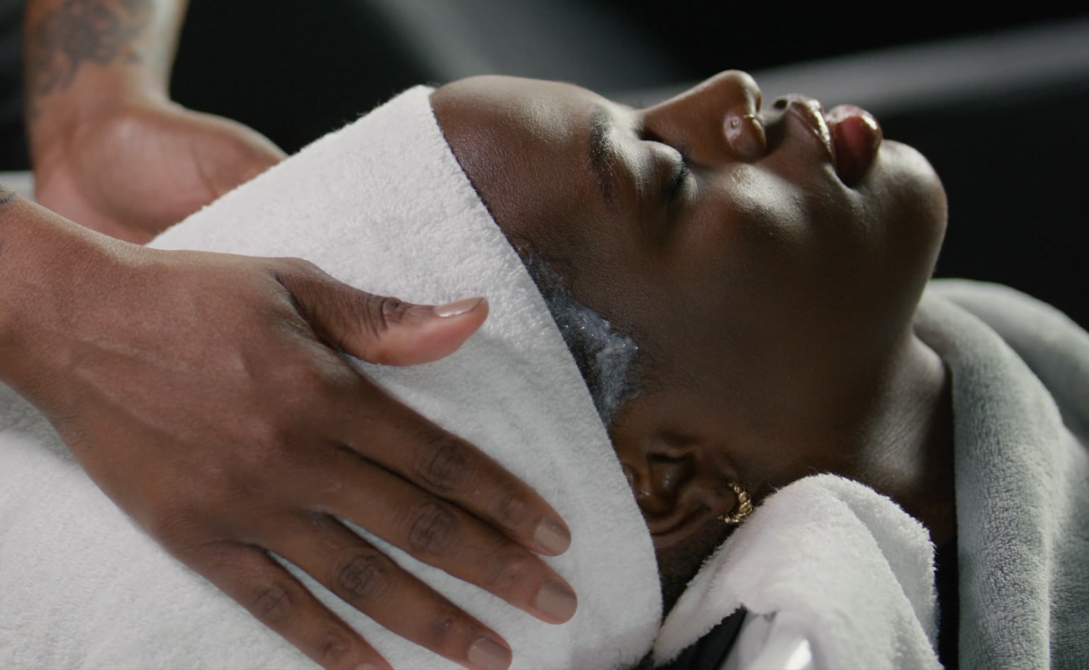 Buche noch heute eine professionelle Aveda-Behandlung.