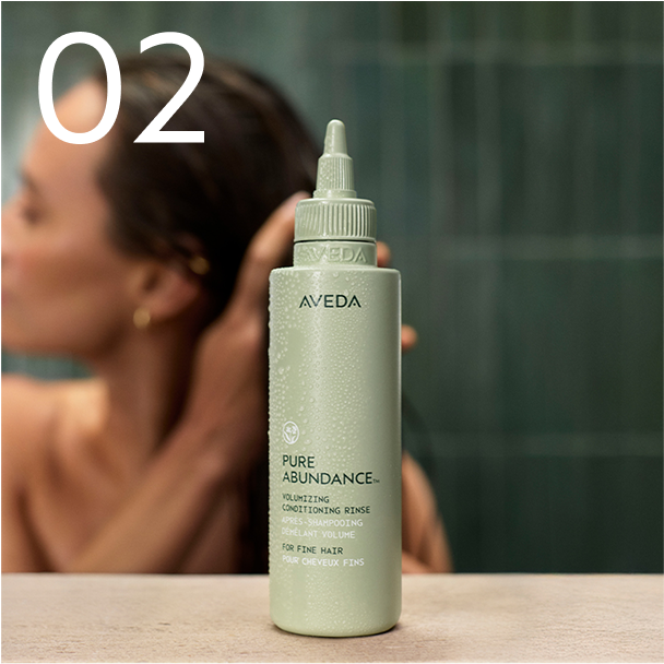 Apporte du volume des racines jusqu’aux pointes, démêle et réduit la casse due au brossage.